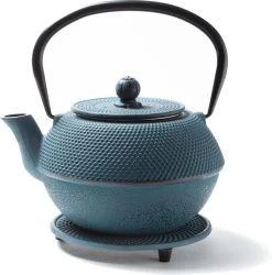 Tealøv THEE SET 1,1 LITER GIETIJZER | COMPLETE SET IN GESCHENKDOOS | Gietijzeren Theepot Met Roestvrijstalen Zeef, Gietijzeren Theekopjes En Onderzetter | In Authentiek Japanse Stijl | Arare Blauw 12 Tealøv THEE SET 1,1 LITER GIETIJZER | COMPLETE SET IN GESCHENKDOOS | Gietijzeren Theepot Met Roestvrijstalen Zeef, Gietijzeren Theekopjes En Onderzetter | In Authentiek Japanse Stijl | Arare Blauw -Korting Op Tafelgerei 1187x1200