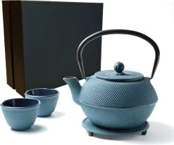 Tealøv THEE SET 1,1 LITER GIETIJZER | COMPLETE SET IN GESCHENKDOOS | Gietijzeren Theepot Met Roestvrijstalen Zeef, Gietijzeren Theekopjes En Onderzetter | In Authentiek Japanse Stijl | Arare Blauw