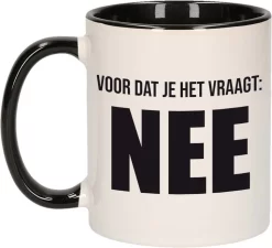 Voordat Je Het Vraagt NEE Collega Koffiemok / Theebeker - 300 Ml - Wit Met Zwart - Het Antwoord Is Nee / Kantoorhumor - Grappige Cadeau Mok / Beker
