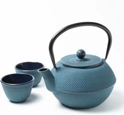 Tealøv THEE SET 1,1 LITER GIETIJZER | COMPLETE SET IN GESCHENKDOOS | Gietijzeren Theepot Met Roestvrijstalen Zeef, Gietijzeren Theekopjes En Onderzetter | In Authentiek Japanse Stijl | Arare Blauw 14 Tealøv THEE SET 1,1 LITER GIETIJZER | COMPLETE SET IN GESCHENKDOOS | Gietijzeren Theepot Met Roestvrijstalen Zeef, Gietijzeren Theekopjes En Onderzetter | In Authentiek Japanse Stijl | Arare Blauw -Korting Op Tafelgerei 1200x1108 1