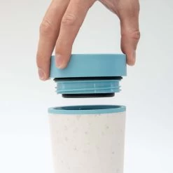 Circular&Co. Herbruikbare To Go Koffiebeker (rCUP) Zwart/blauw 8oz/227ml 12 Circular&Co. Herbruikbare To Go Koffiebeker (rCUP) Zwart/blauw 8oz/227ml -Korting Op Tafelgerei 1200x1200 574