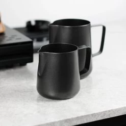 Melkopschuimkannetje Essentials - Zwart - 350ml - Melkkannetje Opschuim - Melkkannetje RVS - Melkkan -Korting Op Tafelgerei 1200x1200 754