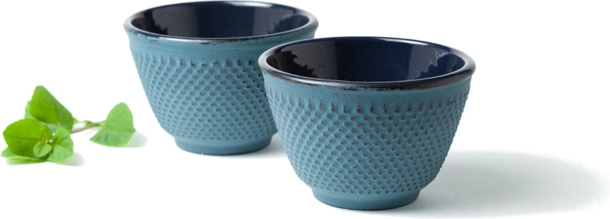 Tealøv THEE SET 1,1 LITER GIETIJZER | COMPLETE SET IN GESCHENKDOOS | Gietijzeren Theepot Met Roestvrijstalen Zeef, Gietijzeren Theekopjes En Onderzetter | In Authentiek Japanse Stijl | Arare Blauw 3 Tealøv THEE SET 1,1 LITER GIETIJZER | COMPLETE SET IN GESCHENKDOOS | Gietijzeren Theepot Met Roestvrijstalen Zeef, Gietijzeren Theekopjes En Onderzetter | In Authentiek Japanse Stijl | Arare Blauw - Afbeelding 3