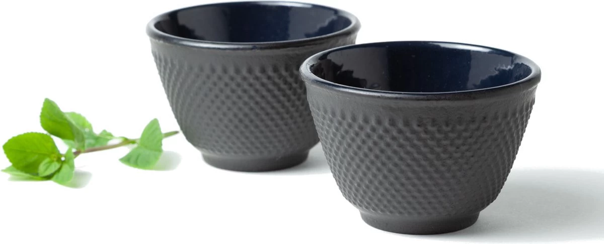 Tealøv THEE SET 1,25 LITER GIETIJZER | COMPLETE SET IN GESCHENKDOOS | Gietijzeren Theepot Met Roestvrijstalen Zeef, Gietijzeren Theekopjes En Onderzetter | In Authentiek Japanse Stijl | Kambin Zwart 3 Tealøv THEE SET 1,25 LITER GIETIJZER | COMPLETE SET IN GESCHENKDOOS | Gietijzeren Theepot Met Roestvrijstalen Zeef, Gietijzeren Theekopjes En Onderzetter | In Authentiek Japanse Stijl | Kambin Zwart - Afbeelding 3