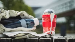 Sareva Muesli Beker - Met Lepel - Yoghurt 2 Go - Rood -Korting Op Tafelgerei 1200x675 2