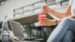 Sareva Muesli Beker - Met Lepel - Yoghurt 2 Go - Rood -Korting Op Tafelgerei 1200x675 4