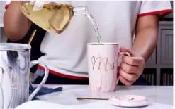 Merkloos Set Van 2 Mokken - Mok Set - Couple Mok - Koffiemok - Koffiebeker - Beker - Mokken En Bekers - Beker Met Lepel En Deksel - 400 Ml - Keramiek - Mr./Mrs. - Blauw/roze -Korting Op Tafelgerei 1200x752 1