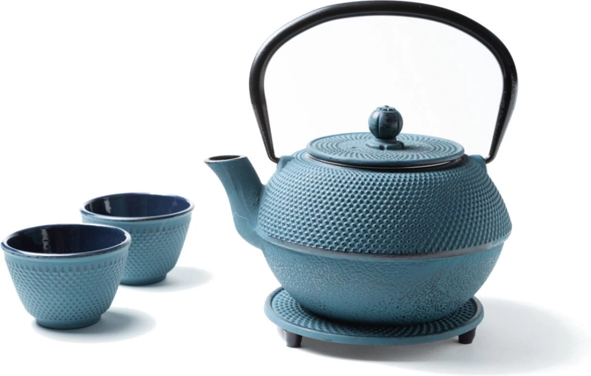Tealøv THEE SET 1,1 LITER GIETIJZER | COMPLETE SET IN GESCHENKDOOS | Gietijzeren Theepot Met Roestvrijstalen Zeef, Gietijzeren Theekopjes En Onderzetter | In Authentiek Japanse Stijl | Arare Blauw 7 Tealøv THEE SET 1,1 LITER GIETIJZER | COMPLETE SET IN GESCHENKDOOS | Gietijzeren Theepot Met Roestvrijstalen Zeef, Gietijzeren Theekopjes En Onderzetter | In Authentiek Japanse Stijl | Arare Blauw - Afbeelding 7