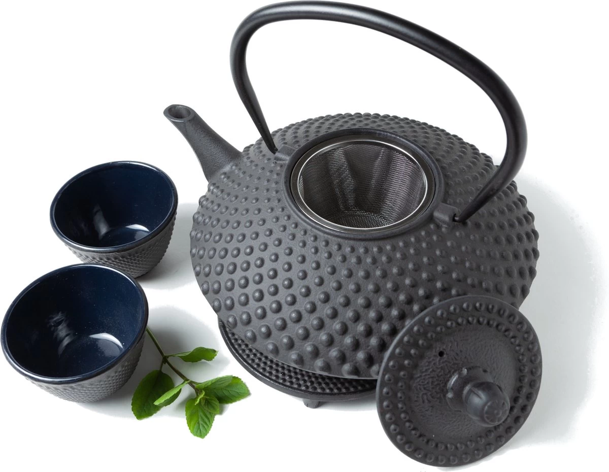 Tealøv THEE SET 1,25 LITER GIETIJZER | COMPLETE SET IN GESCHENKDOOS | Gietijzeren Theepot Met Roestvrijstalen Zeef, Gietijzeren Theekopjes En Onderzetter | In Authentiek Japanse Stijl | Kambin Zwart 1 Tealøv THEE SET 1,25 LITER GIETIJZER | COMPLETE SET IN GESCHENKDOOS | Gietijzeren Theepot Met Roestvrijstalen Zeef, Gietijzeren Theekopjes En Onderzetter | In Authentiek Japanse Stijl | Kambin Zwart
